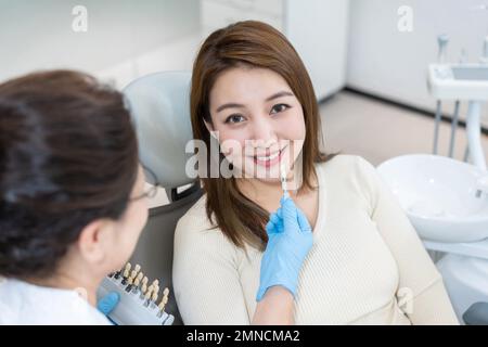 I medici danno i pazienti nella clinica dentale che abbina i denti Foto Stock