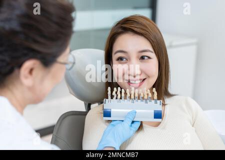 I medici danno i pazienti nella clinica dentale che abbina i denti Foto Stock