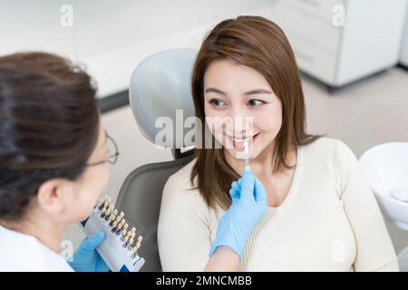 I medici danno i pazienti nella clinica dentale che abbina i denti Foto Stock