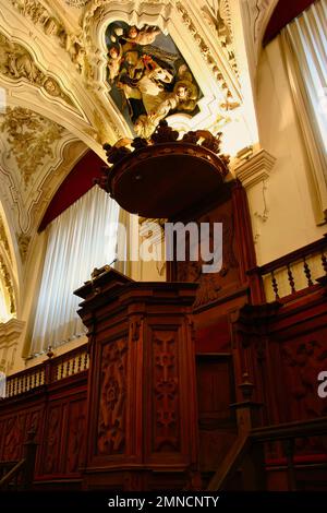 Pulpito di legno nella vecchia cattedrale di Salamanca Castiglia e Leon Spagna Foto Stock