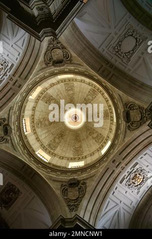 Si affaccia sugli interni decorati della cupola vecchia Cattedrale di Salamanca Castiglia e Leon Spagna Foto Stock