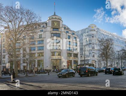 I negozi di punta di Louis Vuitton e Dior sono visibili sugli Champs-Élyseés a Parigi. Foto Stock