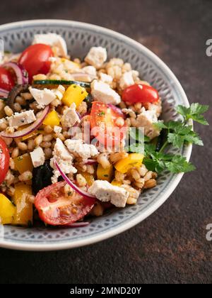 Il greco Insalata di orzo con fatti in casa Vegan Feta. Foto Stock