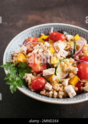 Il greco Insalata di orzo con fatti in casa Vegan Feta. Foto Stock