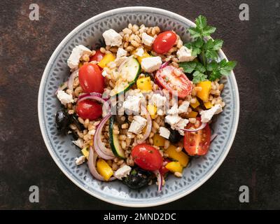 Il greco Insalata di orzo con fatti in casa Vegan Feta. Foto Stock