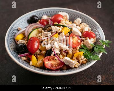 Il greco Insalata di orzo con fatti in casa Vegan Feta. Foto Stock