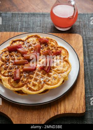 Cialde di polenta con Gingered salsa al rabarbaro Foto Stock