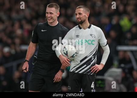 L'arbitro Thomas Bramall parla con Conor Hourihane #4 della contea di Derby durante la partita di quarto round della Emirates fa Cup Derby County vs West Ham United al Pride Park Stadium, Derby, Regno Unito, 30th gennaio 2023 (Foto di Mark Cosgrove/News Images) Foto Stock