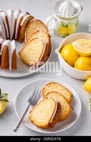 Torta al limone affumolata con glassa di zucchero a velo Foto Stock