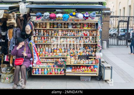 ST. PETERSBURG, RUSSIA - 01 GIUGNO 2017: Bancarelle di souvenir sull'Embankment di Griboedov a St Petersburg, Russia Foto Stock