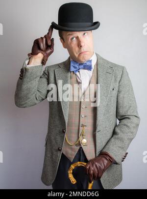 Ritratto del personaggio britannico in tuta Tweed e cappello Bowler. Concetto di attore Vintage Vaudeville. Foto Stock