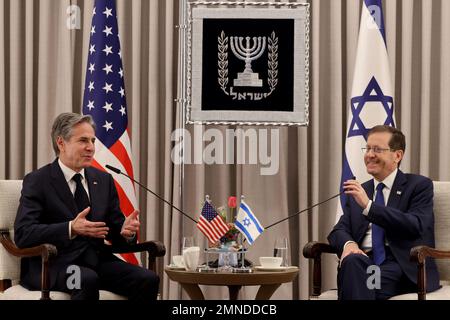 Gerusalemme, Israele. 30th Jan, 2023. STATI UNITI Il Segretario di Stato Anthony Blinken (L) incontra il Presidente israeliano Isaac Herzog lunedì 30 gennaio 2023 a Gerusalemme. Foto piscina di Menahem Kahana/UPI Credit: UPI/Alamy Live News Foto Stock