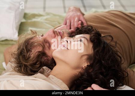 Giovane coppia sexy dopo l'intimità sul letto. Dormire e sognare insieme.  Soddisfatti i giovani felici e delizioso. Donna Uomo abbraccio. Egli tenere  la sua h Foto stock - Alamy