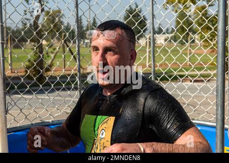 Tecnico. SGT. Eric Martin, assistente esecutivo del comandante dell'ala della base aerea 39th, si trova in un serbatoio d'acqua dopo essere stato sommerso durante la corsa spagnola Pegasus alla base aerea di Incirlik, Turchia, 1 ottobre 2022. La gara, organizzata dall'unità patriota spagnola, consisteva in otto ostacoli che spaziavano dall'arrampicata su corda all'impetuoso fango e da una corsa di quattro chilometri. Eventi come la razza Pegasus spagnola incoraggiano la coesione e il lavoro di squadra tra gli individui per rafforzare il rapporto tra le forze americane e spagnole, consentendo al contempo ai partner NATO di Buon divertimento. Foto Stock