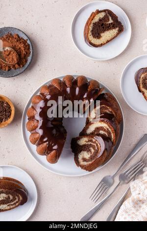 Torta bundt in marmo al cioccolato o torta zebra con glassa al cioccolato affettata vista dall'alto Foto Stock