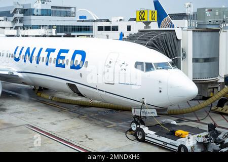 Un aereo United Airlines viene servito in un aeroporto negli Stati Uniti. Foto Stock