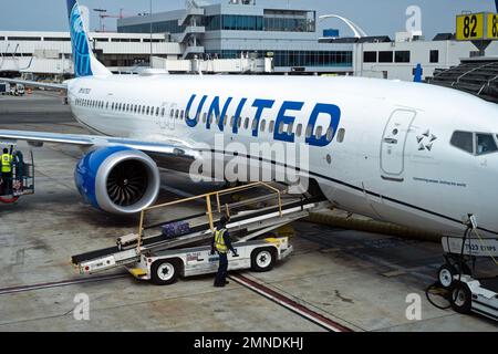 Un aereo United Airlines viene servito in un aeroporto negli Stati Uniti. Foto Stock