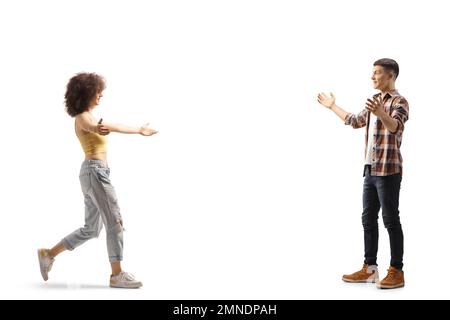 Profilo a tutta lunghezza girato di una giovane donna con acconciatura afro incontrare un ragazzo isolato su sfondo bianco Foto Stock