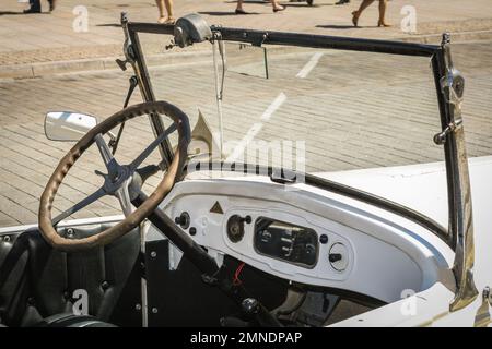 Plancia interna e volante della storica vettura classica Oakland prodotta negli Stati Uniti Foto Stock