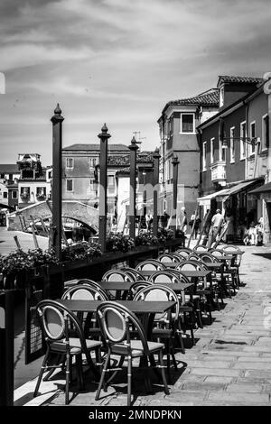 Strade e canali di Burano un'isola vivace nella laguna veneta Foto Stock