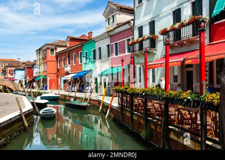 Strade e canali di Burano un'isola vivace nella laguna veneta Foto Stock