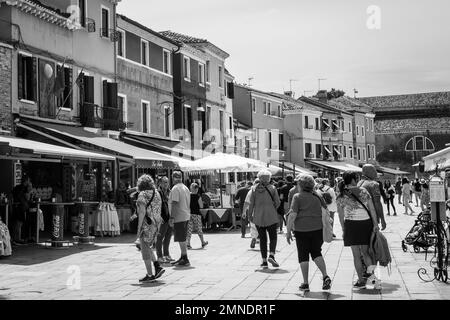 Strade e canali di Burano un'isola vivace nella laguna veneta Foto Stock