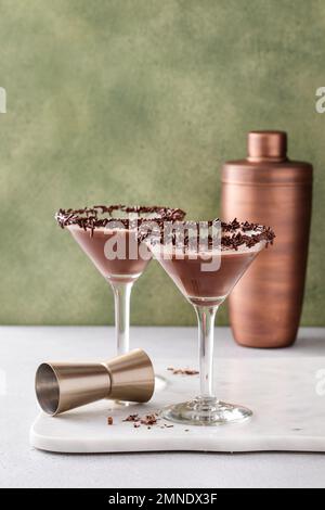 martini al cioccolato con spruzzate di cioccolato sul bordo Foto Stock
