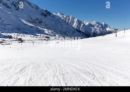 Passo del Tonale, Italia - 21 febbraio 2021: Vista sul campo da sci durante l'inverno Foto Stock