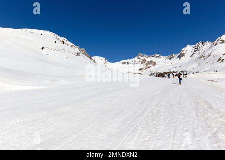Passo del Tonale, Italia - 21 febbraio 2021: Vista sul campo da sci durante l'inverno Foto Stock