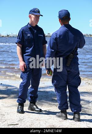 Morsa ADM. Kevin E. Lunday, comandante dell'area atlantica, parla con il personale della Guardia Costiera assegnato alle squadre degli scioperi del Golfo, dell'Atlantico e del Pacifico a Matlacha Isles, Florida, 2 ottobre 2022. Lunday ha visitato i membri che hanno risposto in seguito all'uragano Ian. Foto della Guardia Costiera degli Stati Uniti di Petty Officer 3rd Classe Ian Gray.