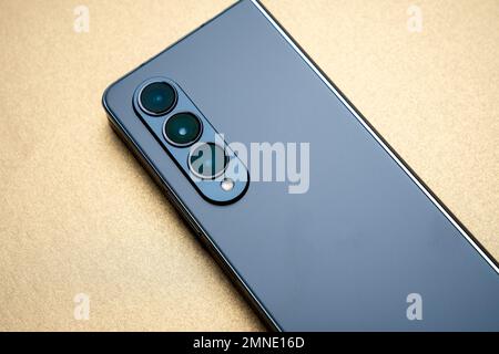 Nuovissimo Samsung Galaxy Z Fold 4 in colore grigio-verde. Schermo pieghevole dello smartphone, posizione chiusa. Foto Stock