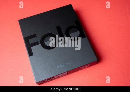 Samsung Galaxy Z Fold 4 in confezione originale. Su sfondo rosso. Foto Stock