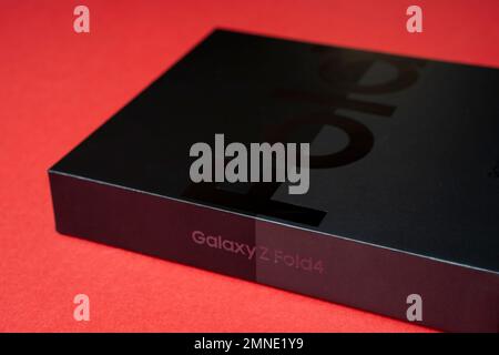 Samsung Galaxy Z Fold 4 in confezione originale. Su sfondo rosso. Foto Stock