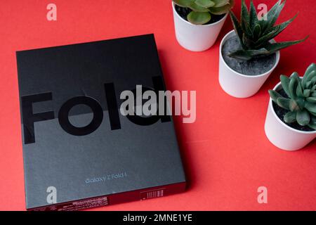 Nuovo Samsung Galaxy Z Fold 4 in confezione originale. Su sfondo rosso. Foto Stock