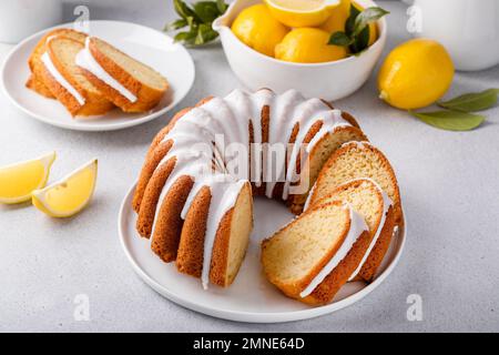 Torta al limone affumolata con glassa di zucchero a velo Foto Stock