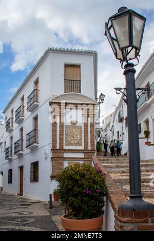 Calle típica de Frigiliana, Málaga, uno de los pueblos más bonitos de España. Con sus paredes blancas, sus calles estrechas y con muchas scaleras Foto Stock