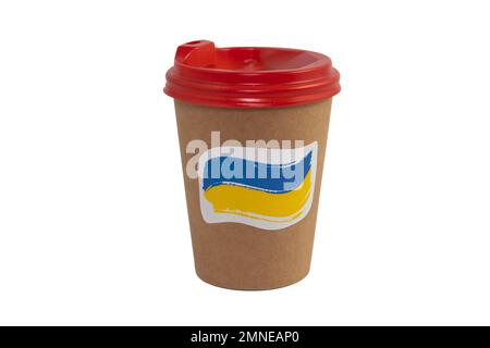 Tazza di caffè usa e getta di carta con un adesivo sotto forma di bandiera nazionale dell'Ucraina, isolato su sfondo bianco (primo piano) Foto Stock