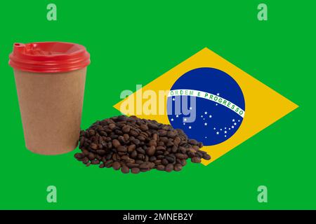Tazza di caffè e una manciata di chicchi di caffè sullo sfondo della bandiera del Brasile. Il più grande esportatore di caffè al mondo. Caffè brasiliano Foto Stock