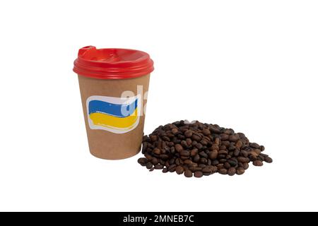 Tazza di caffè di carta con un adesivo patriottico sotto forma di bandiera nazionale dell'Ucraina e una manciata di chicchi di caffè isolati su uno sfondo bianco Foto Stock