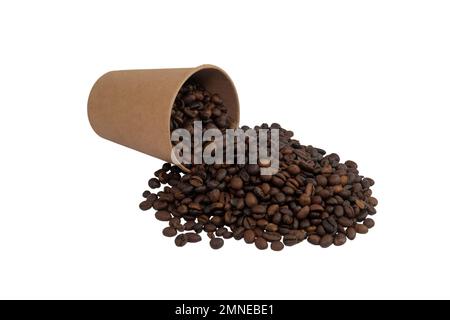 Tazza di carta monouso capovolta riempita con chicchi di caffè tostati isolati su sfondo bianco (primo piano) Foto Stock