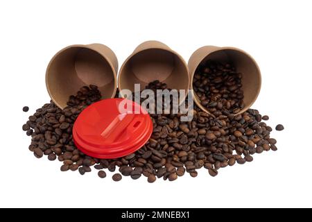 Tre tazzine di carta monouso rovesciate riempite di chicchi di caffè tostati isolati su sfondo bianco (primo piano) Foto Stock