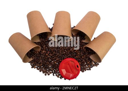 Cinque tazzine di carta monouso rovesciate riempite di chicchi di caffè tostati isolati su sfondo bianco (primo piano) Foto Stock