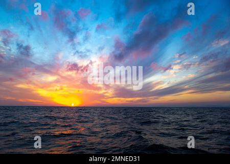 Tramonto cielo sul mare con nuvole, luce del sole. Paesaggio marino. Vladivostok Russia. Cielo sfondo colorato Foto Stock