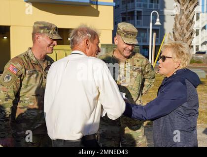 NORTH MYRTLE BEACH, S.C. (OTT 02, 2022) il generale maggiore William Graham, il corpo dell'esercito degli Stati Uniti degli ingegneri, il vice comandante generale della sede centrale, e il sig. Andrew Johannes, il corpo dell'esercito degli Stati Uniti degli ingegneri, comandante del distretto di Charleston, ha incontrato i capi eletti locali a North Myrtle Beach, Myrtle Beach, E Pawleys Island ottobre 2 per rilevare i danni lasciati da Hurricane Ian. Il corpo degli ingegneri dell'esercito degli Stati Uniti sta lavorando con partner locali, statali e federali per condurre indagini post-tempesta e valutazioni preliminari dei danni lungo il Grand Strand. Foto Stock