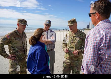 MYRTLE BEACH, S.C. (OTT 02, 2022) il generale maggiore William Graham, il corpo dell'esercito degli Stati Uniti degli ingegneri, il vice comandante generale della sede centrale, e il sig. Andrew Johannes, il corpo dell'esercito degli Stati Uniti degli ingegneri, comandante del distretto di Charleston, ha incontrato i capi eletti locali a North Myrtle Beach, Myrtle Beach, E Pawleys Island ottobre 2 per rilevare i danni lasciati da Hurricane Ian. Il corpo degli ingegneri dell'esercito degli Stati Uniti sta lavorando con partner locali, statali e federali per condurre indagini post-tempesta e valutazioni preliminari dei danni lungo il Grand Strand. Foto Stock