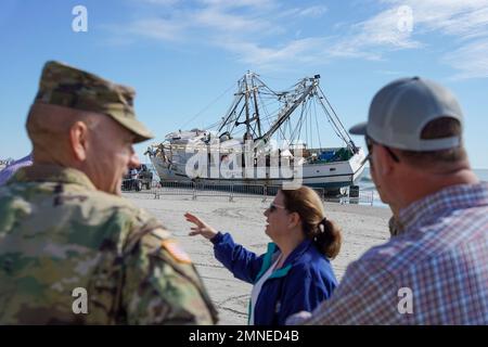 MYRTLE BEACH, S.C. (OTT 02, 2022) il generale maggiore William Graham, il corpo dell'esercito degli Stati Uniti degli ingegneri, il vice comandante generale della sede centrale, e il sig. Andrew Johannes, il corpo dell'esercito degli Stati Uniti degli ingegneri, comandante del distretto di Charleston, ha incontrato i capi eletti locali a North Myrtle Beach, Myrtle Beach, E Pawleys Island ottobre 2 per rilevare i danni lasciati da Hurricane Ian. Il corpo degli ingegneri dell'esercito degli Stati Uniti sta lavorando con partner locali, statali e federali per condurre indagini post-tempesta e valutazioni preliminari dei danni lungo il Grand Strand. Foto Stock