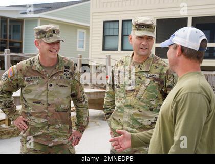 PAWLEYS ISLAND, S.C. (OTT 02, 2022) il generale maggiore William Graham, il corpo dell'esercito degli Stati Uniti degli ingegneri, il vice comandante generale della sede centrale, e il sig. Andrew Johannes, il corpo dell'esercito degli Stati Uniti degli ingegneri, comandante del distretto di Charleston, ha incontrato i capi eletti locali a North Myrtle Beach, Myrtle Beach, E Pawleys Island ottobre 2 per rilevare i danni lasciati da Hurricane Ian. Il corpo degli ingegneri dell'esercito degli Stati Uniti sta lavorando con partner locali, statali e federali per condurre indagini post-tempesta e valutazioni preliminari dei danni lungo il Grand Strand. Foto Stock