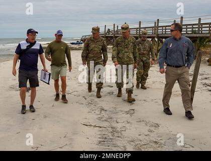 PAWLEYS ISLAND, S.C. (OTT 02, 2022) il generale maggiore William Graham, il corpo dell'esercito degli Stati Uniti degli ingegneri, il vice comandante generale della sede centrale, e il sig. Andrew Johannes, il corpo dell'esercito degli Stati Uniti degli ingegneri, comandante del distretto di Charleston, ha incontrato i capi eletti locali a North Myrtle Beach, Myrtle Beach, E Pawleys Island ottobre 2 per rilevare i danni lasciati da Hurricane Ian. Il corpo degli ingegneri dell'esercito degli Stati Uniti sta lavorando con partner locali, statali e federali per condurre indagini post-tempesta e valutazioni preliminari dei danni lungo il Grand Strand. Foto Stock