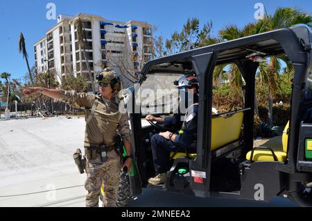 Il team di risposta speciale (SRT) della CBP sostiene la missione di ricerca e salvataggio urbano della FEMA nella regione di ft Myers dopo che l’uragano Ian ha devastato l’area. Foto di Rob Brisley Foto Stock