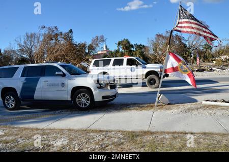 Il team di risposta speciale (SRT) della CBP sostiene la missione di ricerca e salvataggio urbano della FEMA nella regione di ft Myers dopo che l’uragano Ian ha devastato l’area. Foto di Rob Brisley Foto Stock